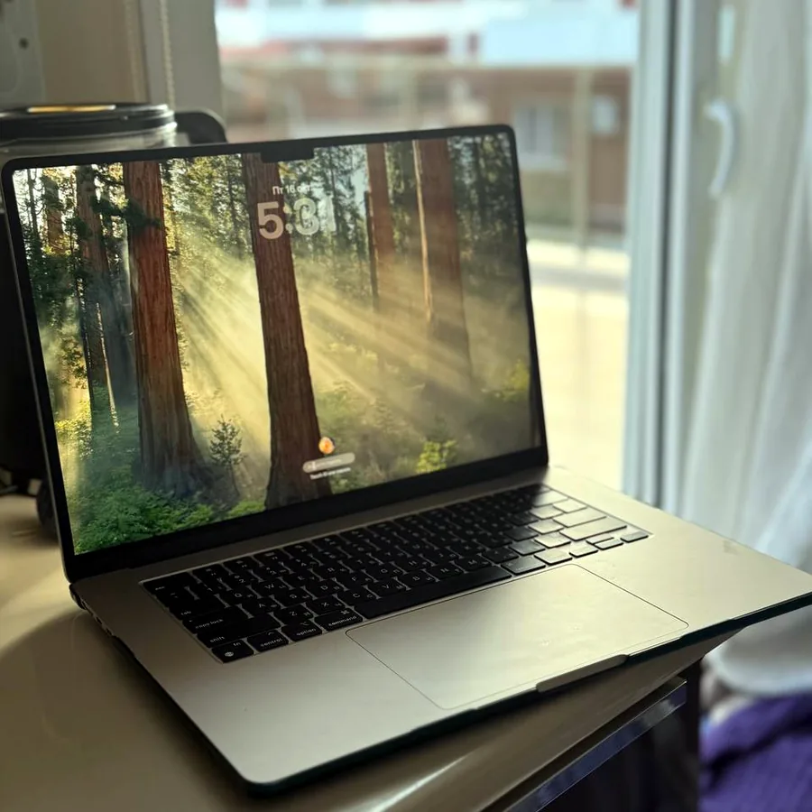 MacBook M3 15,3 дюйма с сумкой и мышкой
