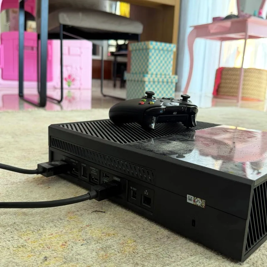 Xbox One с геймпадом и Kinect