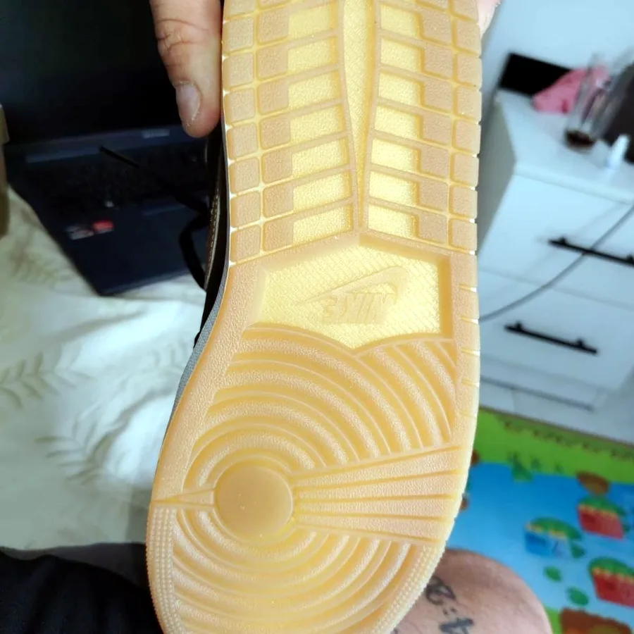 Jordan 1 Mid Metallic Gold, размер 44